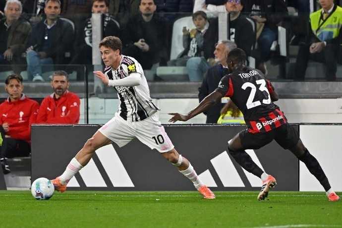 对曼联来说好消息是：姆伯莫和马兹拉维有一个人要先回来了呀！ 灵魂提问，曼联球迷想要谁先回来呢？